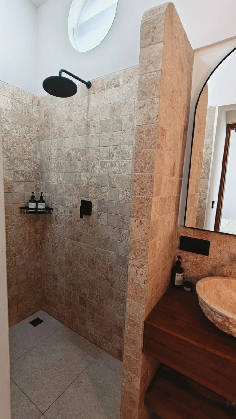 Guest En-Suite with Oval Skylight